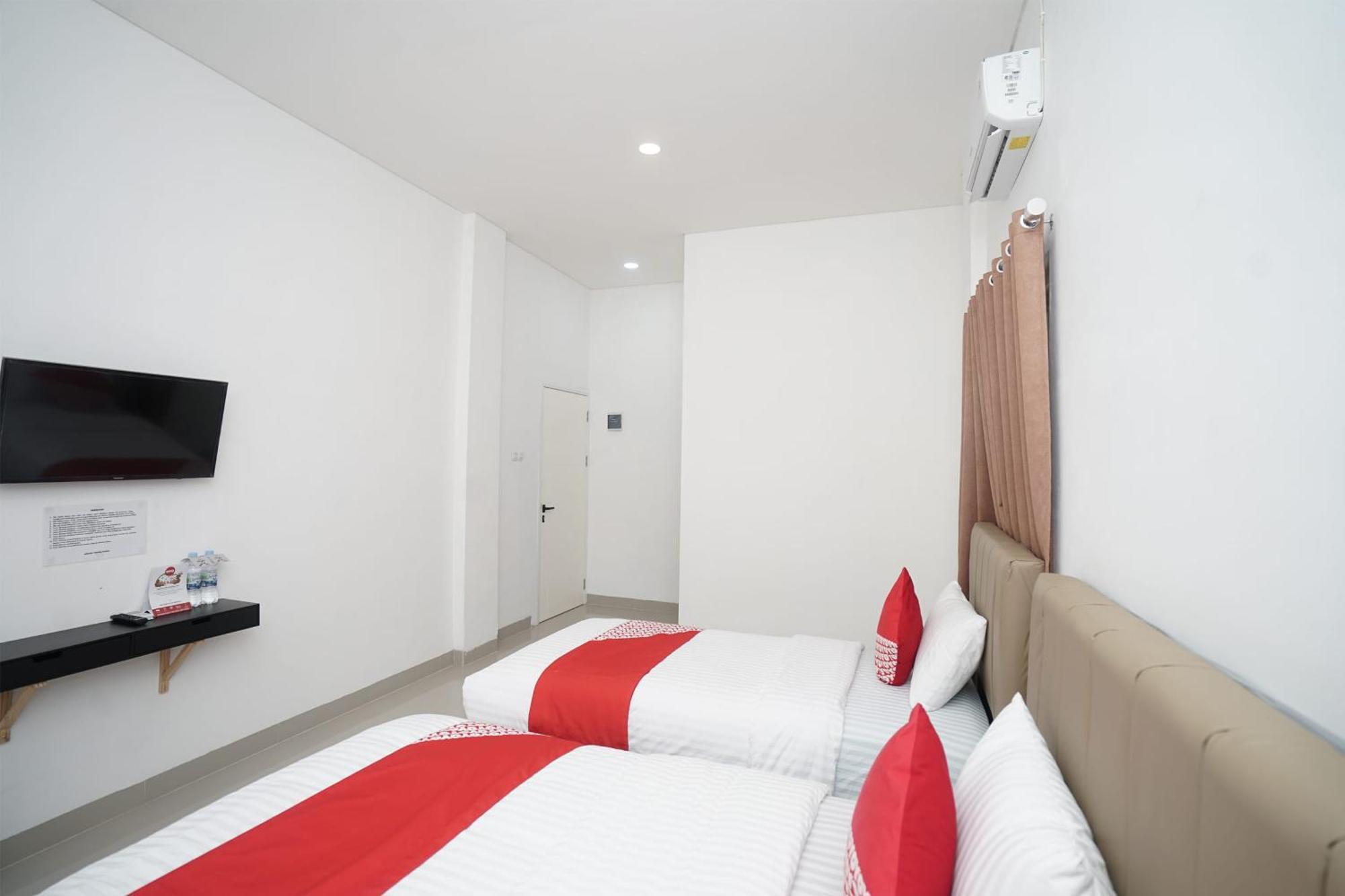 Oyo 443 Barlian Hotel