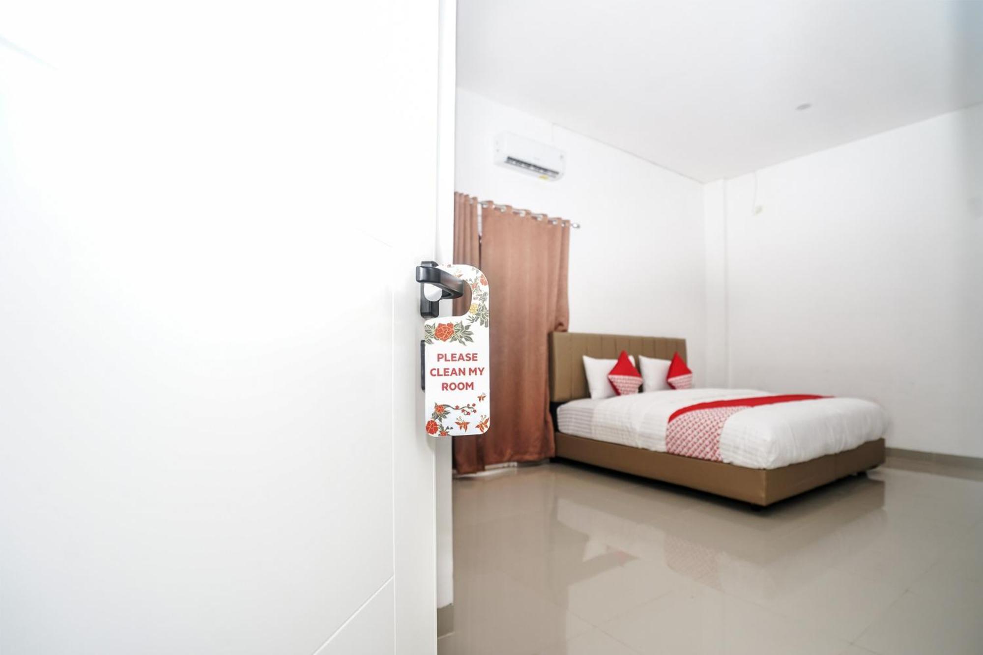 Oyo 443 Barlian Hotel