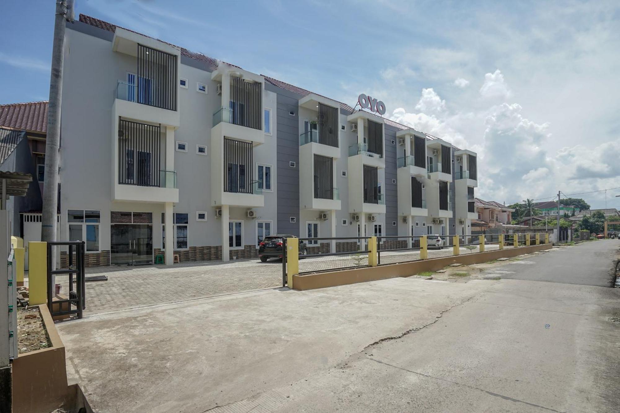 Oyo 443 Barlian Hotel 2*