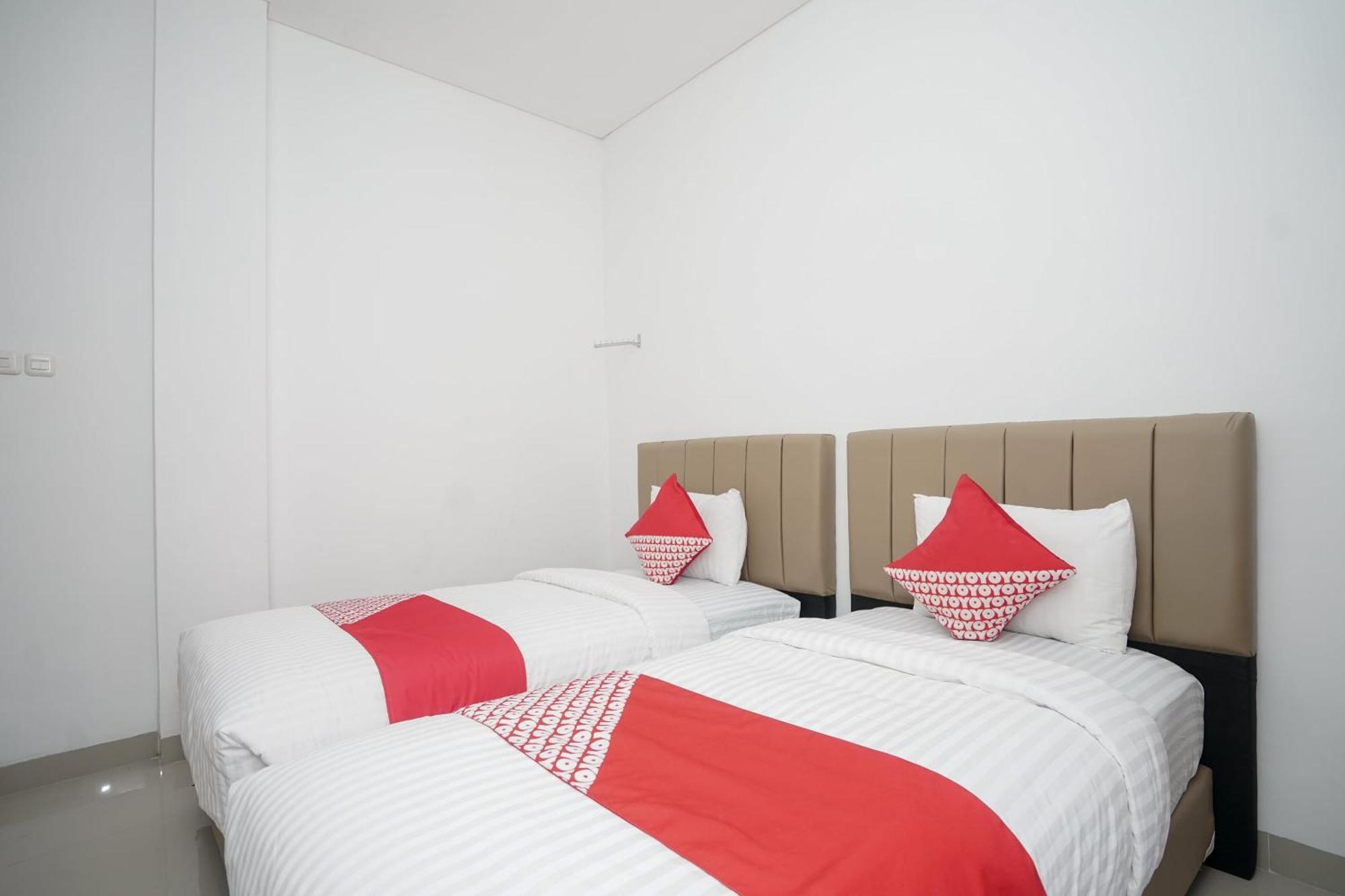 Oyo 443 Barlian Hotel