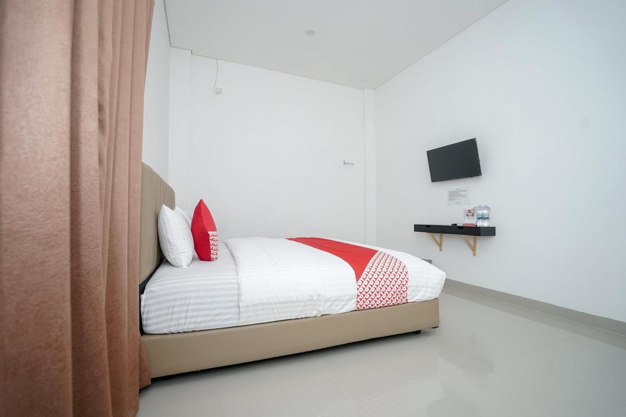Oyo 443 Barlian Hotel 2*